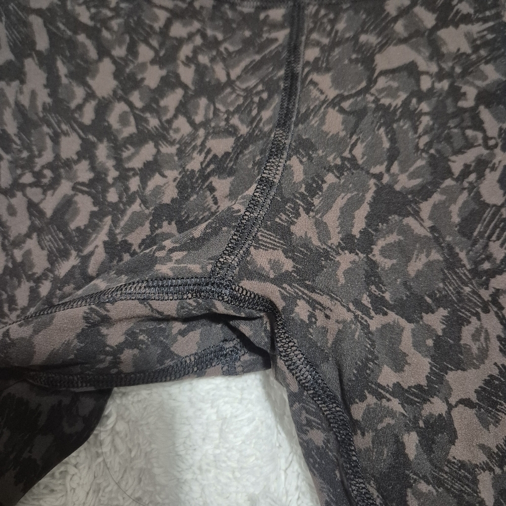 lululemon athletica Black and Brown Camo Patterned Bike Shorts..size:4 - Picture 5 of 11